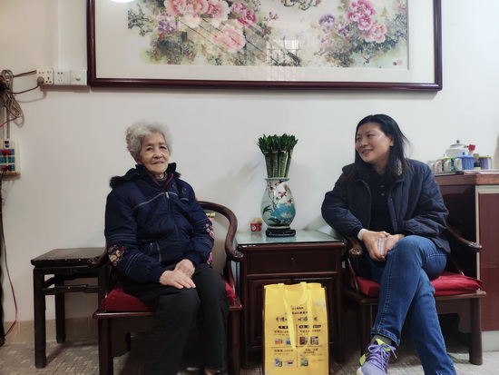 3、公司紀委書記、工會主席張奇志慰問80歲以上高齡退休職工代表陳佩群.jpg