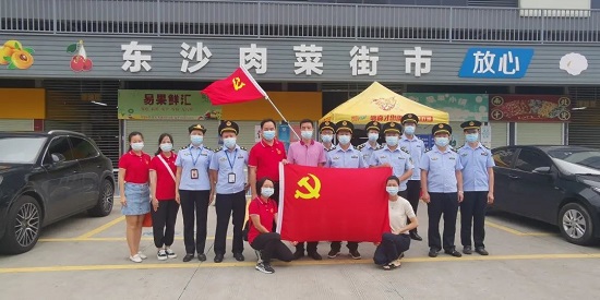 酷熱送清涼 心系群眾沁人心——白云山潘高壽職能三支部關(guān)懷慰問(wèn)農(nóng)貿(mào)市場(chǎng)一線工作人員.jpg